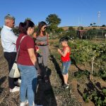 Claudia Conte alla Fattoria del Bianconiglio con i bambini dell’Associazione Cuori Blu durante l’evento del 1° agosto 2025