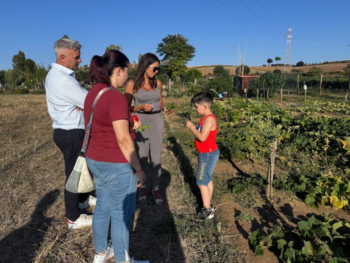 Claudia Conte alla Fattoria del Bianconiglio con i bambini dell’Associazione Cuori Blu durante l’evento del 1° agosto 2025
