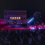 Concerto a Palazzo Farnese di Caprarola con pubblico e palco illuminato durante un evento serale