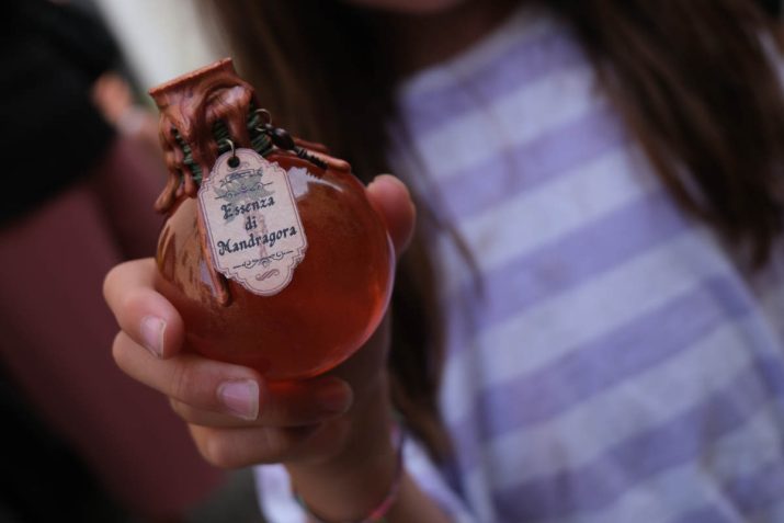Fiala di Essenza di Mandragora mostrata da una ragazza a Back to Hogwarts Tarquinia.
