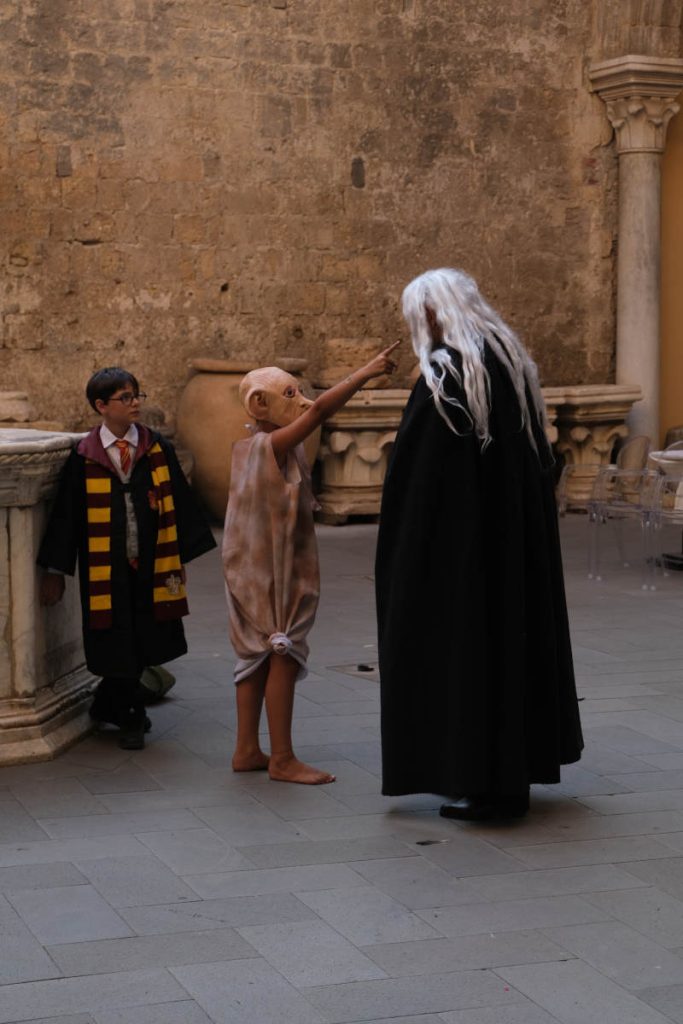 Dobby affronta Lucius Malfoy durante Back to Hogwarts a Tarquinia, difendendo Harry Potter