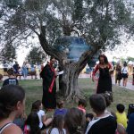 Lettura per bambini all’Alberata Dante Alighieri di Tarquinia con scenografia della Ford Anglia tra gli alberi