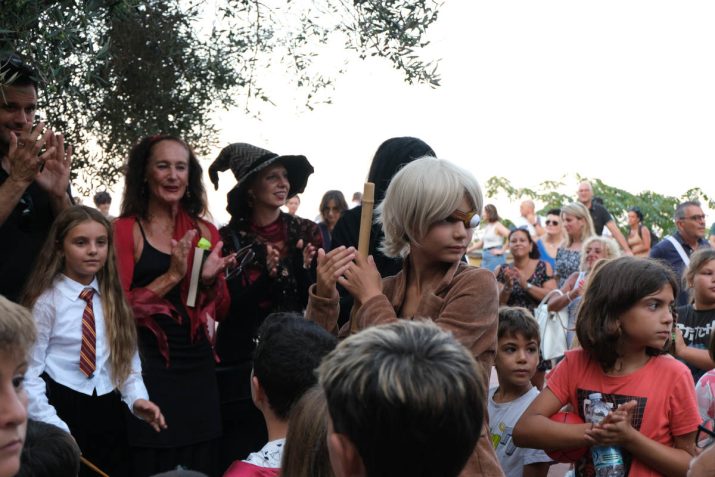 Ragazza in costume da Malocchio Moody applaude tra il pubblico di Back to Hogwarts Tarquinia.