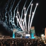 Spettacolare serata del Festival Summer Holi 2025 a Tarquinia Lido con fuochi d’artificio sul palco e una folla entusiasta di spettatori.