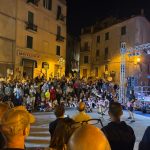 Artisti si esibiscono davanti al pubblico a Tolfa durante il festival TolfArte 2025