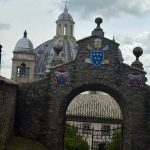 Dettaglio architettonico nel centro storico di Montefiascone, con elementi decorativi che testimoniano l’antica tradizione artistica della Tuscia.