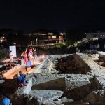 Spettacolo serale con rievocazioni storiche tra le rovine illuminate del teatro romano di Castrum Novum a Santa Marinella