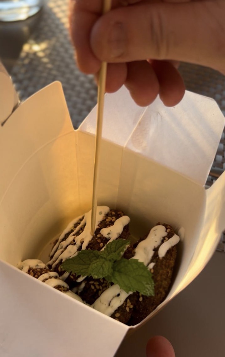 Falafel di fave con salsa allo yogurt e menta, street food di Namo Risto Bottega al DiVino Etrusco di Tarquinia.