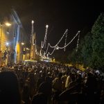 Grande partecipazione di pubblico al Divino Etrusco 2025 a Tarquinia: vie del centro storico gremite tra musica, degustazioni e atmosfera di festa.