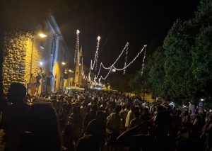Grande partecipazione di pubblico al Divino Etrusco 2025 a Tarquinia: vie del centro storico gremite tra musica, degustazioni e atmosfera di festa.