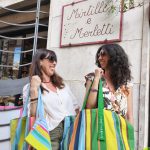 Alessandra e Roberta, cuore di Mirtilli e Merletti a Tarquinia, sorridono con le borse L’Erbolario: benessere, oggettistica e idee regalo originali.