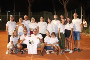 Gruppo di amici di Roberto Cattaneo alla serata conclusiva del Memorial 2025 a Tarquinia