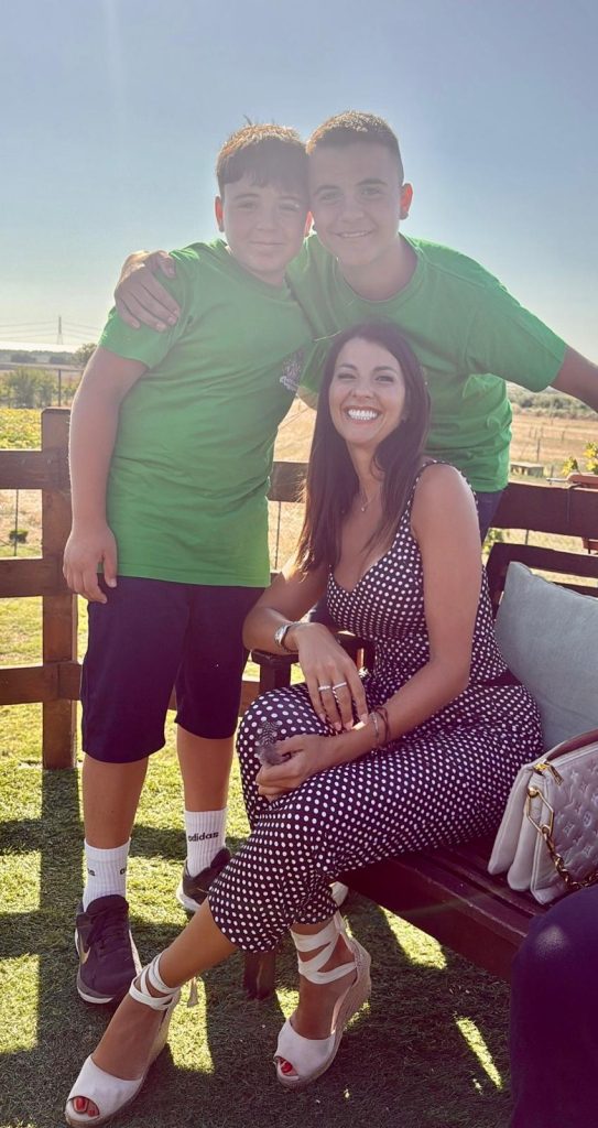 Claudia Conte con il giovane staff della Fattoria del Bianconiglio