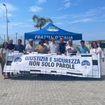 Il gazebo di Fratelli d’Italia sul lungomare di Tarquinia Lido con Federico Ricci e i membri del circolo locale, durante l’iniziativa estiva di ascolto con i cittadini.