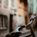 Bicicletta, dettaglio in una strada del centro