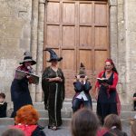 Figuranti con cappello parlante e libri in mano davanti alla chiesa di Tarquinia per la cerimonia di smistamento durante Back to Hogwarts.