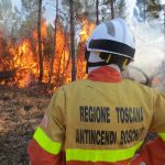 Operatore antincendio della Regione Toscana di fronte a un incendio boschivo in montagna, Amiata estate 2025