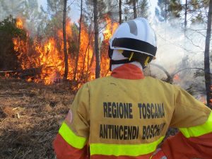 Operatore antincendio della Regione Toscana di fronte a un incendio boschivo in montagna, Amiata estate 2025