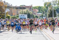 Partenza della gara competitiva Nature Run 10 km del Mare 2025 con oltre 260 runner a Tarquinia Lido.