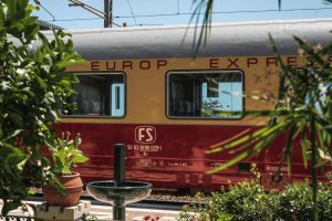 Treno storico Espresso Val d’Orcia e Siena in viaggio con carrozze Gran Confort, collegamento Roma–Tarquinia–Siena.
