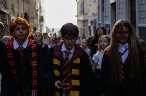 Bambini nei panni di Harry Potter, Ron Weasley e Hermione Granger durante Back to Hogwarts 2025 a Tarquinia.