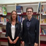 Il sindaco di Santa Fiora Federico Balocchi con la dirigente scolastica Annalisa Capocci nella biblioteca dell’istituto Pratesi