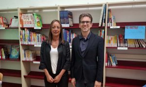 Il sindaco di Santa Fiora Federico Balocchi con la dirigente scolastica Annalisa Capocci nella biblioteca dell’istituto Pratesi