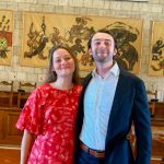 Momento della visita dei giovani olandesi Segher Tarquinius Brons e Sophie Boersma nella sala del Consiglio comunale di Tarquinia.