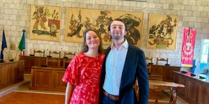 Momento della visita dei giovani olandesi Segher Tarquinius Brons e Sophie Boersma nella sala del Consiglio comunale di Tarquinia.