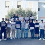 Studenti classi 2DSA 3DSA Cardarelli Tarquinia con attestati Green Contest SKILLBILL Horizon Europe dirigente Piroli professoressa Ciambella ingegnere Rosati AzzeroCO2