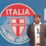 Il responsabile nazionale Demanio dell'UDC, Gino Stella, davanti allo stemma