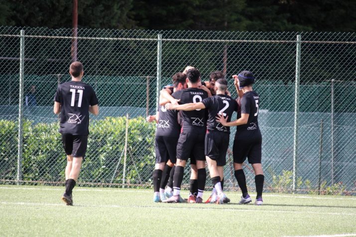 I giocatori del Tarkna festeggiano una rete