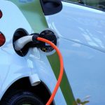 Un'auto elettrica in fase di ricarica