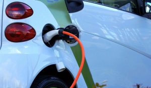 Un'auto elettrica in fase di ricarica