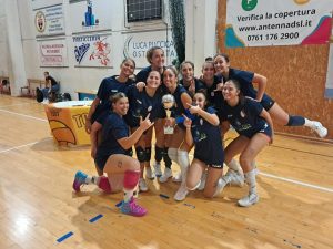 Giocatrici Asp Civitavecchia posano con il trofeo al Torneo Test di Viterbo sul parquet