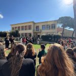 Studenti, docenti e famiglie riuniti nel giardino dell’Istituto San Benedetto di Tarquinia per l’inaugurazione dell’anno scolastico con momento di benedizione