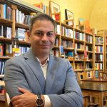 Bruno Cardia, geometra di Tarquinia, ritratto tra gli scaffali di una libreria dopo il ritorno alla libera professione.