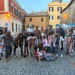 Gruppo di figuranti in costume horror nel centro storico di Tarquinia durante la festa di Halloween 2025.