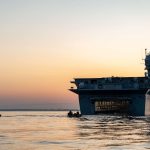 Nave Trieste della Marina Militare italiana in navigazione al tramonto durante un’esercitazione.