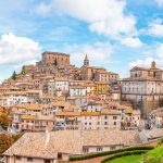Vista del centro storico di Soriano nel Cimino, cuore pulsante della cultura della città, dominato dal Castello Orsini