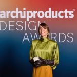 La designer tarquiniese Dalila Leone durante la cerimonia degli Archiproducts Design Awards 2025, dove ha vinto con il lavabo “TAI” in legno e cemento per NIC Civita Castellana.