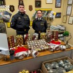 Operazione “Natale sicuro”: la Guardia di Finanza sequestra oltre 6.000 articoli natalizi non conformi nei comuni della Tuscia.
