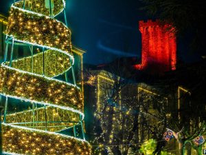 Natale Ad Arcidosso con vista sul castello illuminato