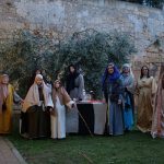 Figuranti del presepe vivente di Tarquinia 2025 nel cortile del convento di Santa Lucia