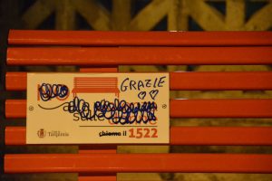 Tarquinia, la panchina rossa, simbolo della lotta alla violenza sulle donne, vandalizzata