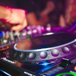 Deejay in azione alla consolle