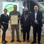 Alessandro Serafini, presidente della Centrale Ortofrutticola, ritira il premio