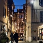 Scorcio di Tarquinia illuminata dalle luminarie di Natale