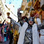 Sfilata del Carnevale 2026 nel centro storico di Tarquinia con gruppi mascherati e pubblico lungo il percorso