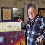 Marcello Silvestri nel suo atelier con alcune opere